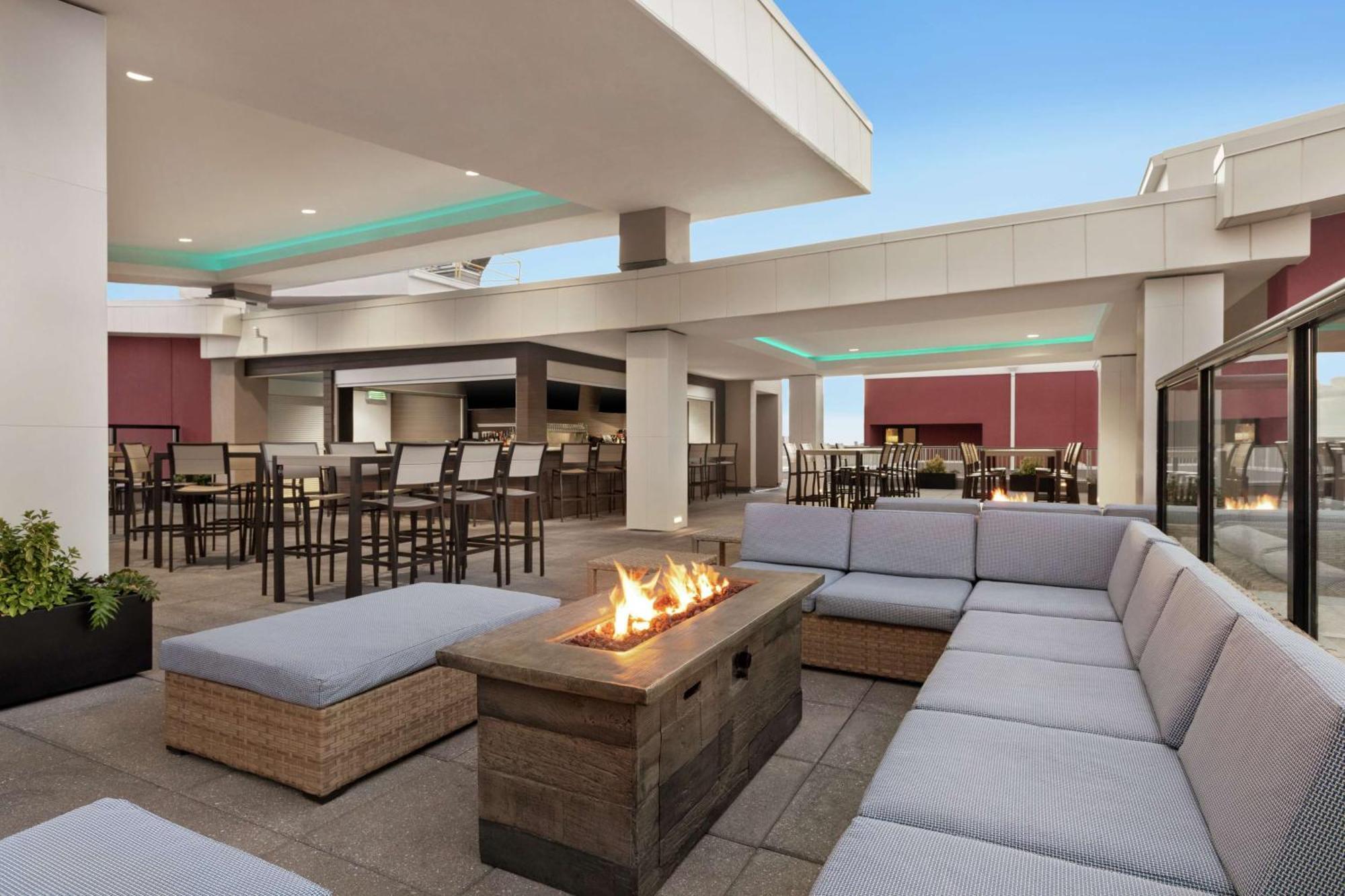 Hotel Embassy By Hilton Riverfront 4*